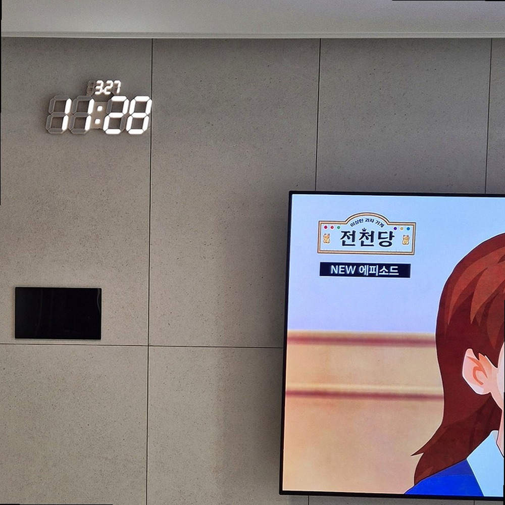 소파 높이를 기준으로 잡는 TV 위치 설치 사례